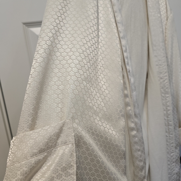 Victoria's Secret Cream Patterned Robe - Picture 6 of 7